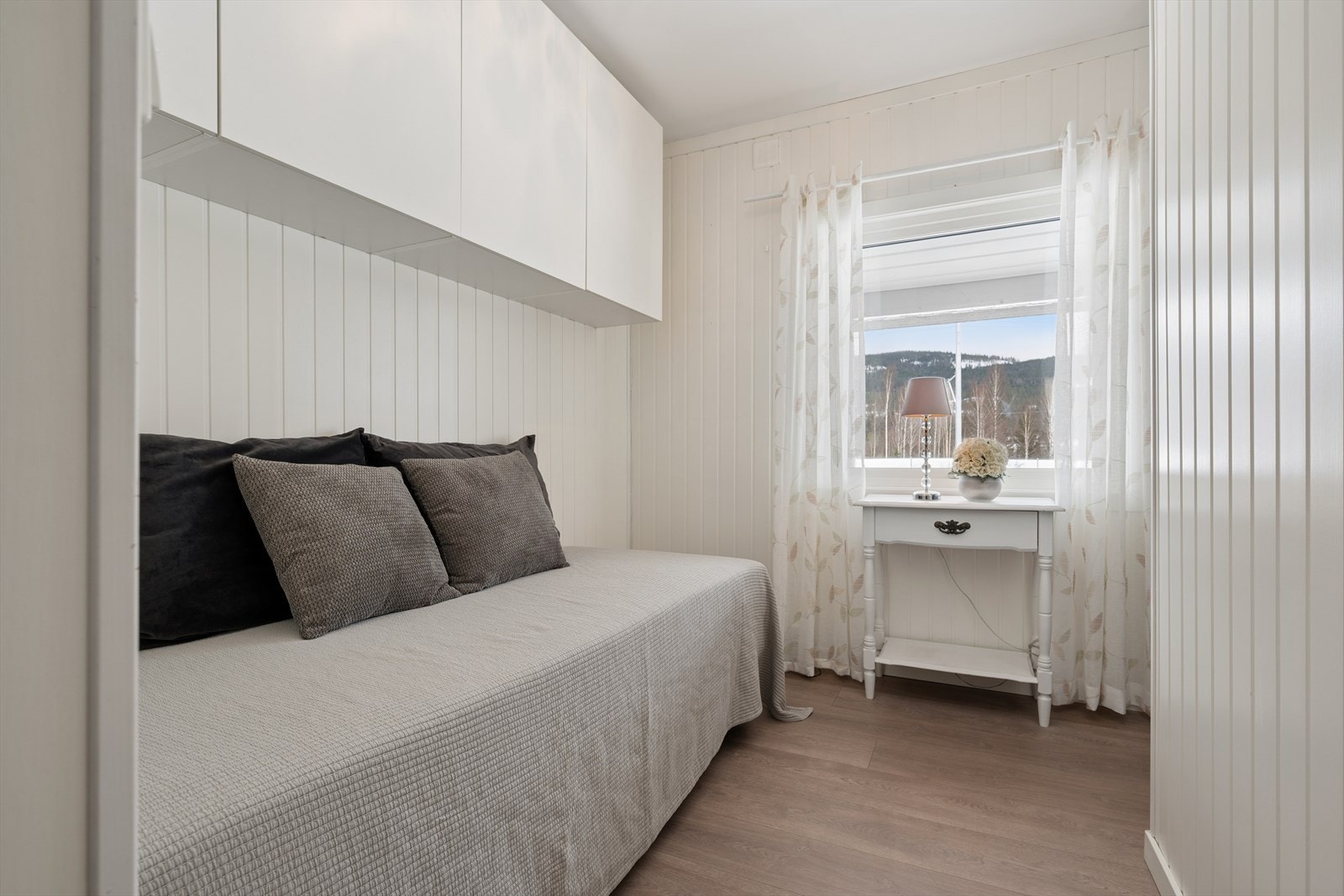 Det andre soverommet i hovedetasjen, med plassbygde overskap for effektiv oppbevaring. Galleribilde