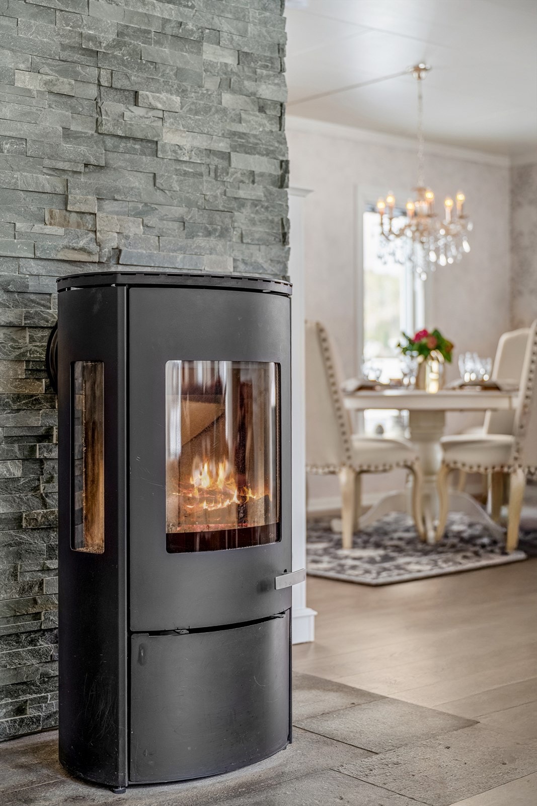 Ildstedet med glassdør gir både varme og en hyggelig atmosfære. Galleribilde