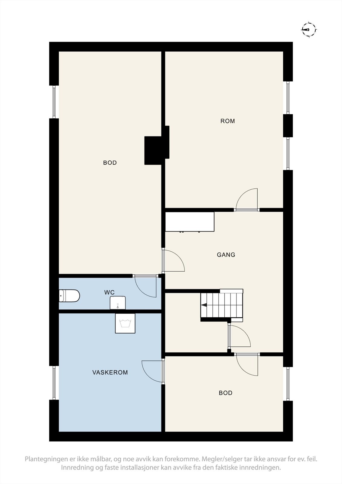 Kjelleretasjen inneholder gang, toalettrom, vaskekjeller, boder og et innredet rom. Takhøyden er målt til 1,94 m. Galleribilde
