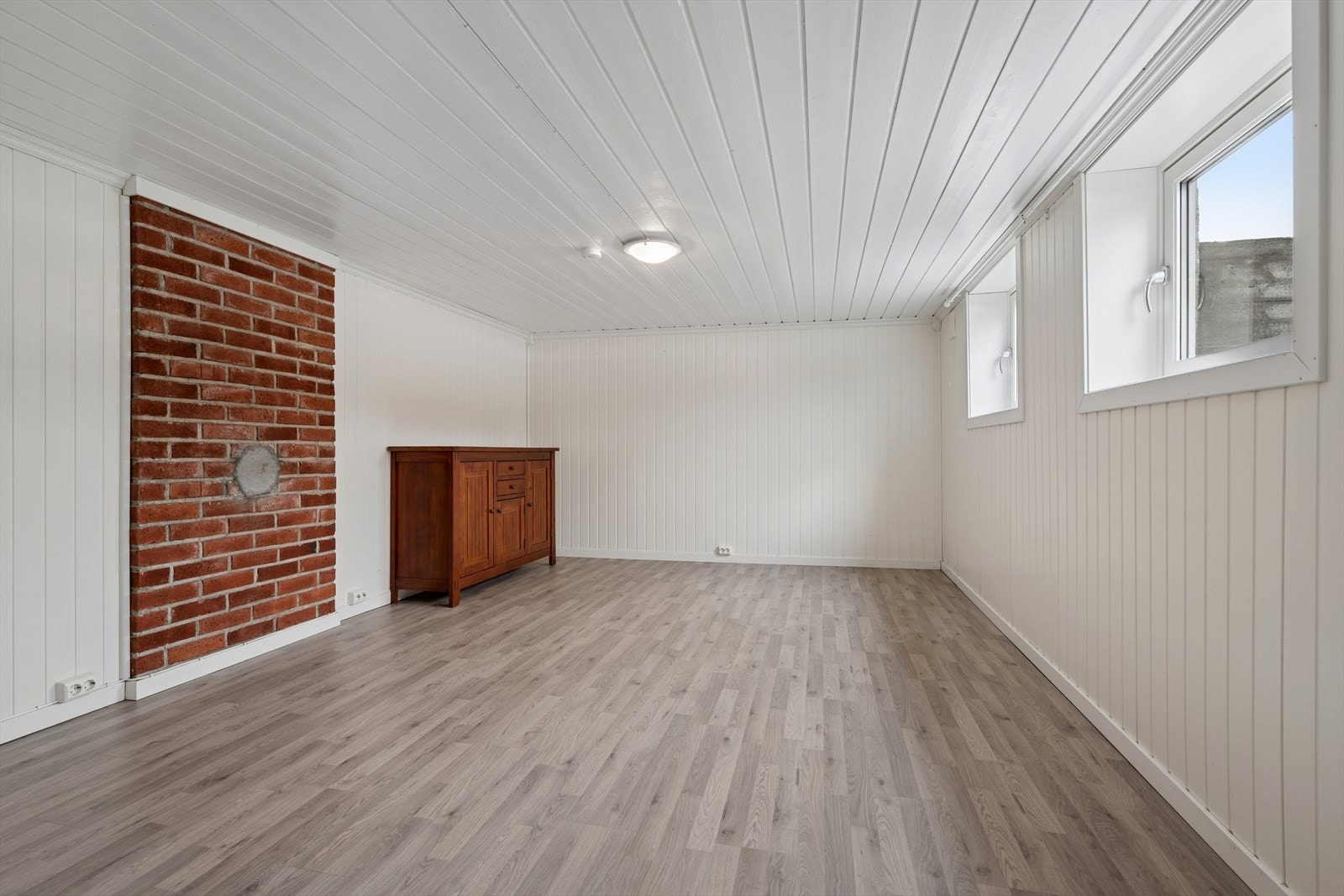 Stort, innredet rom i kjelleren. Varmematter i gulv. Rommet er ikke godkjent for varig opphold. Galleribilde