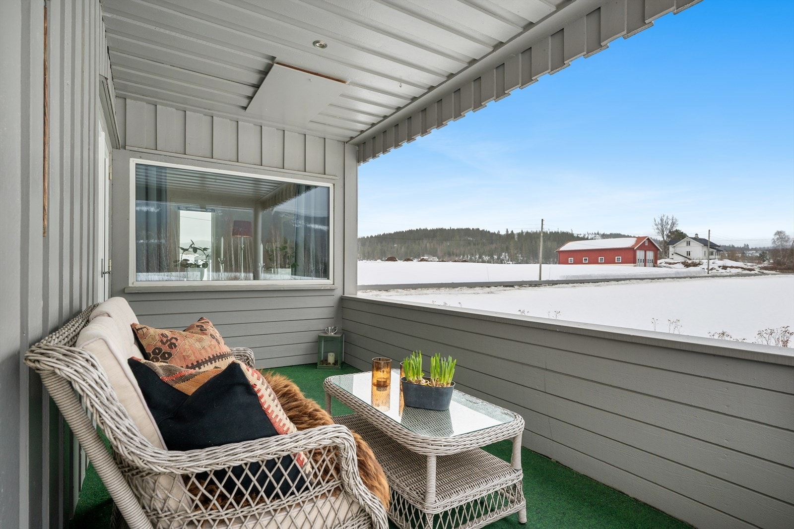 Her er det god plass for utemøblement. Videre nedgang til en herlig hage med boltreplass for både store, små og firbeinte. Galleribilde