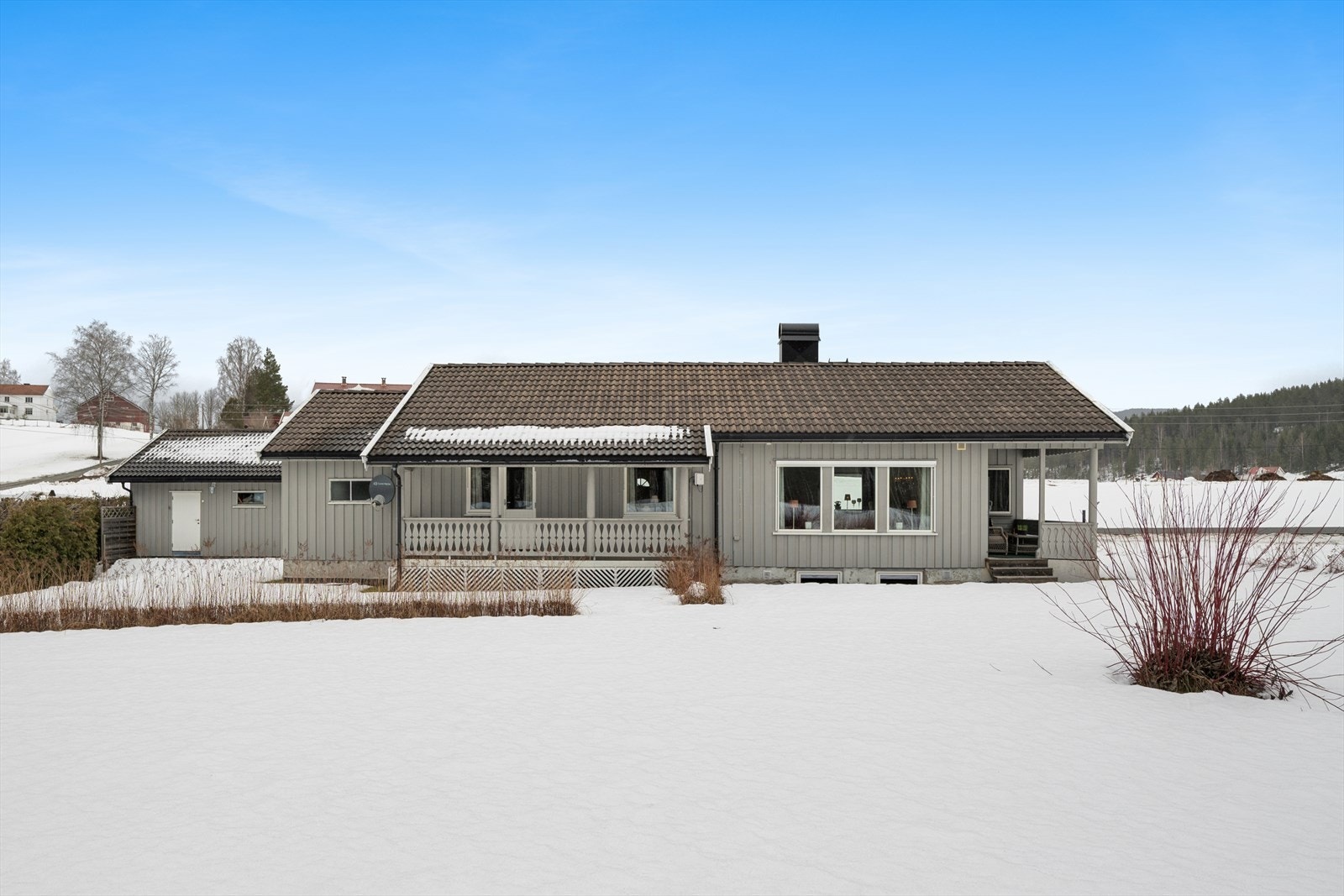 Boligen ligger på en eiet tomt på hele 1 833 m², opparbeidet med plen og beplantning. Galleribilde