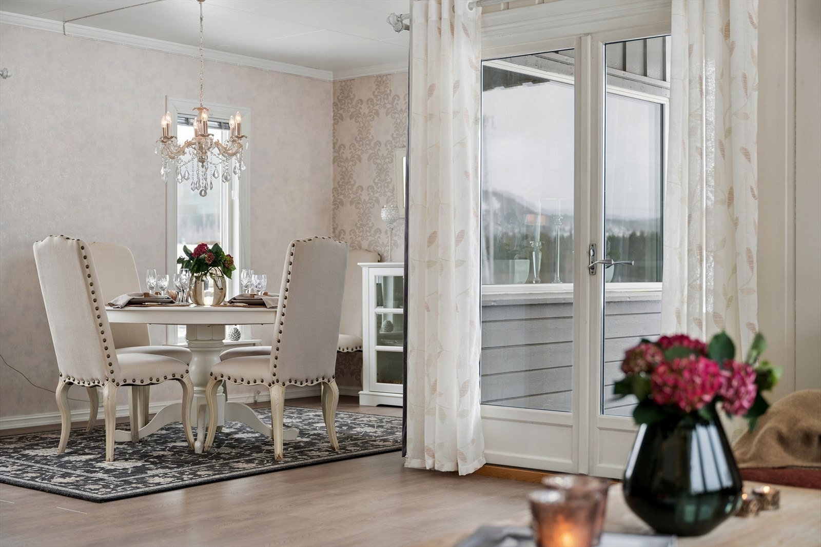 Fra stuen er det utgang til en overbygget terrasse via en tofløyet terrassedør fra 2006. Galleribilde