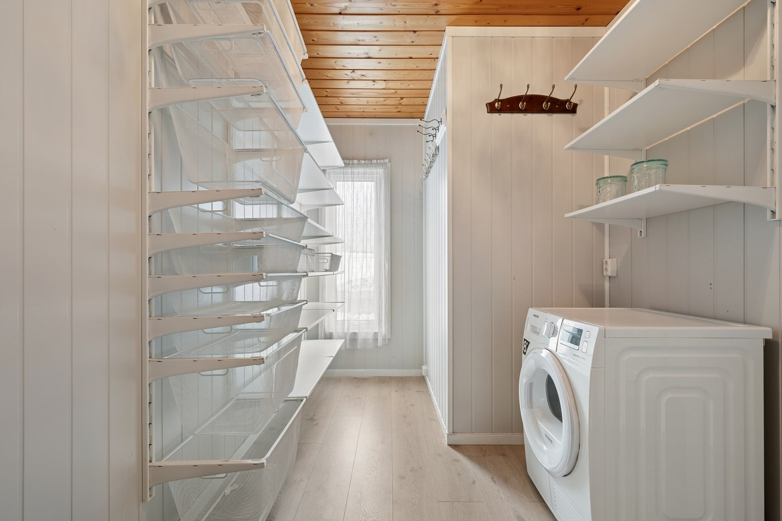 Kjelleren har flere boder og en vaskekjeller som gir rikelig med lagringsplass. Galleribilde