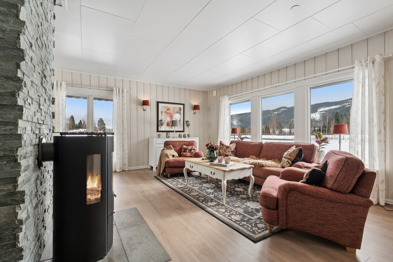 Vi beveger oss videre inn i en lys og innbydende stue med gode vindusflater. Galleribilde