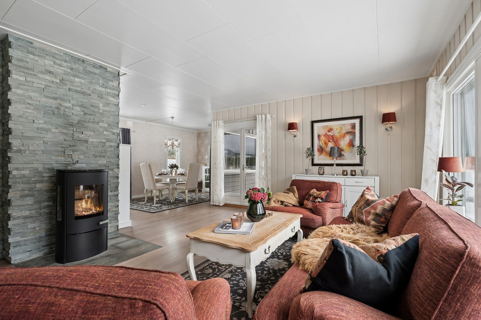 Stuen er romslig og har plass til både sofagruppe og spisebord. Galleribilde