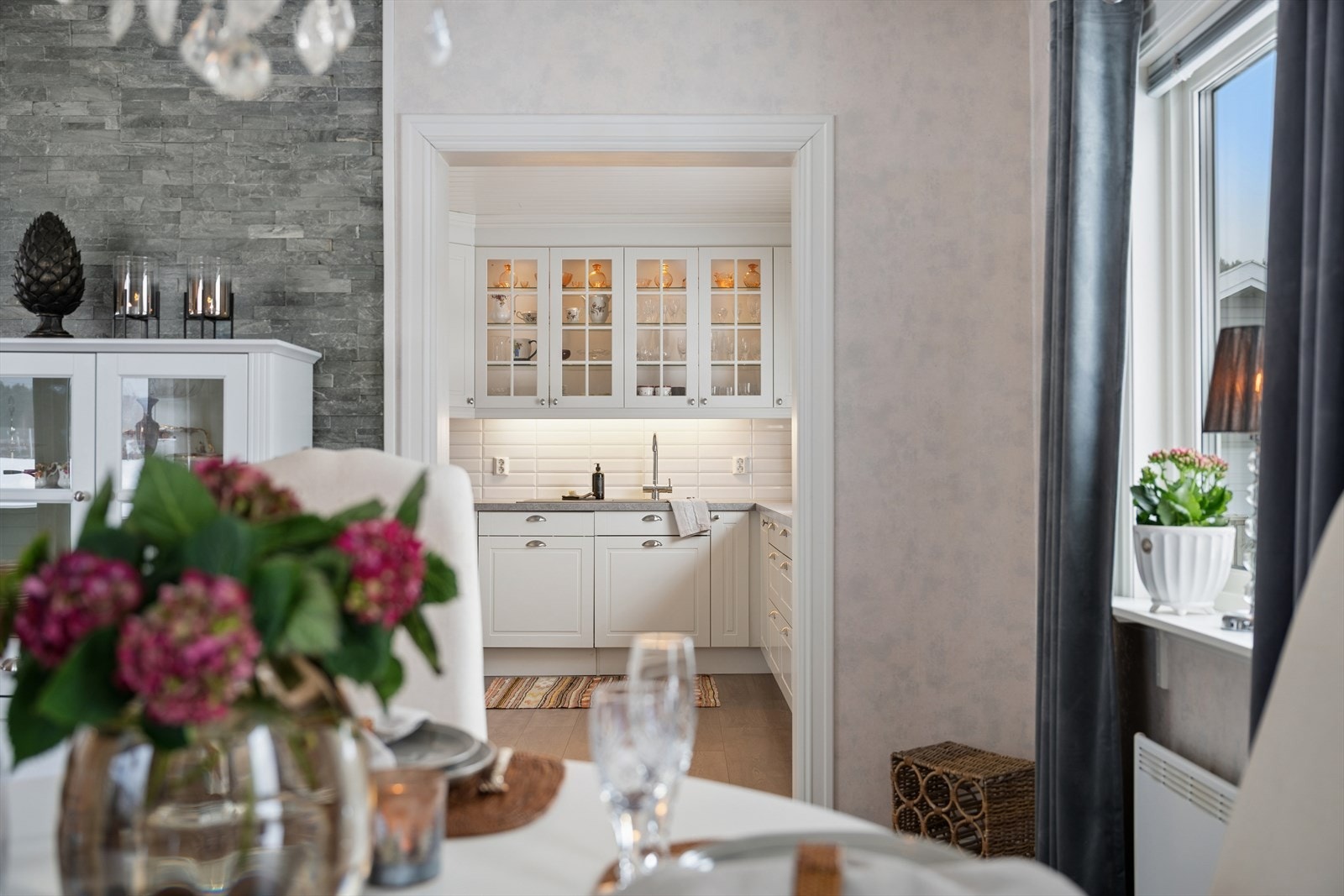 Kjøkkenet ligger praktisk til i tilknytning til spisestuen. Galleribilde