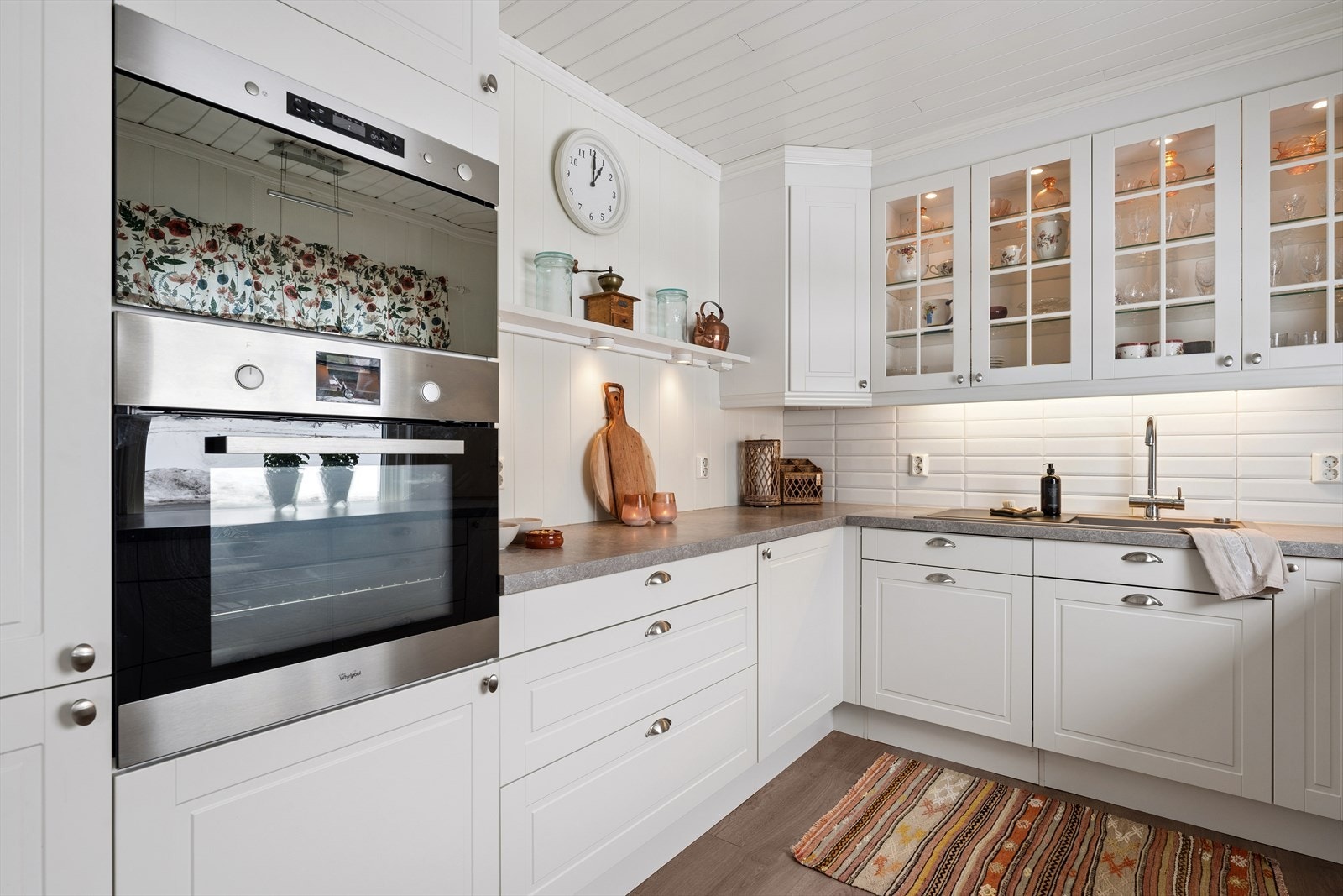 Her er det integrert stekeovn, mikro, platetopp, oppvaskmaskin og kombiskap for kjøl/frys. Galleribilde