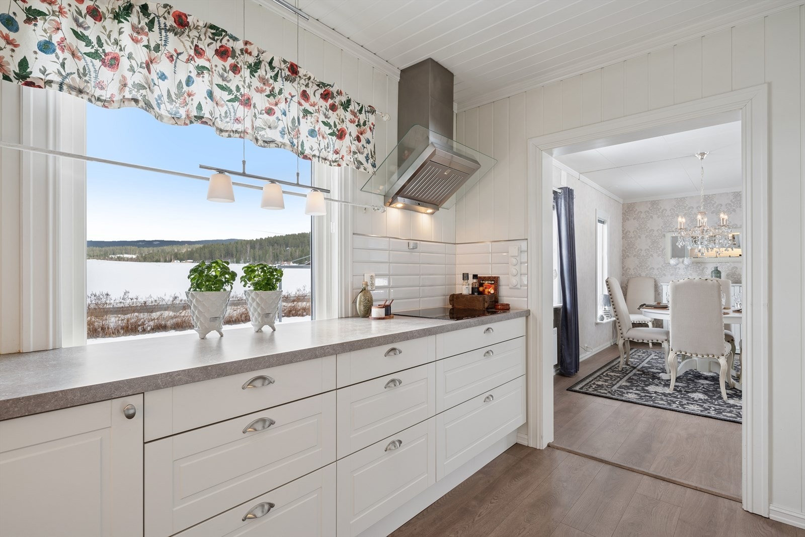 Godt med arbeidslys fra vinduet over benken, som også gir en fin utsikt over nærområdet. Galleribilde