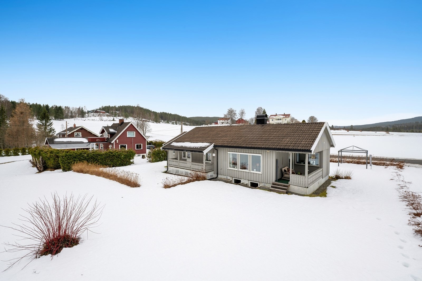 Eiendommen har en landlig og åpen beliggenhet med god avstand til naboer. Galleribilde
