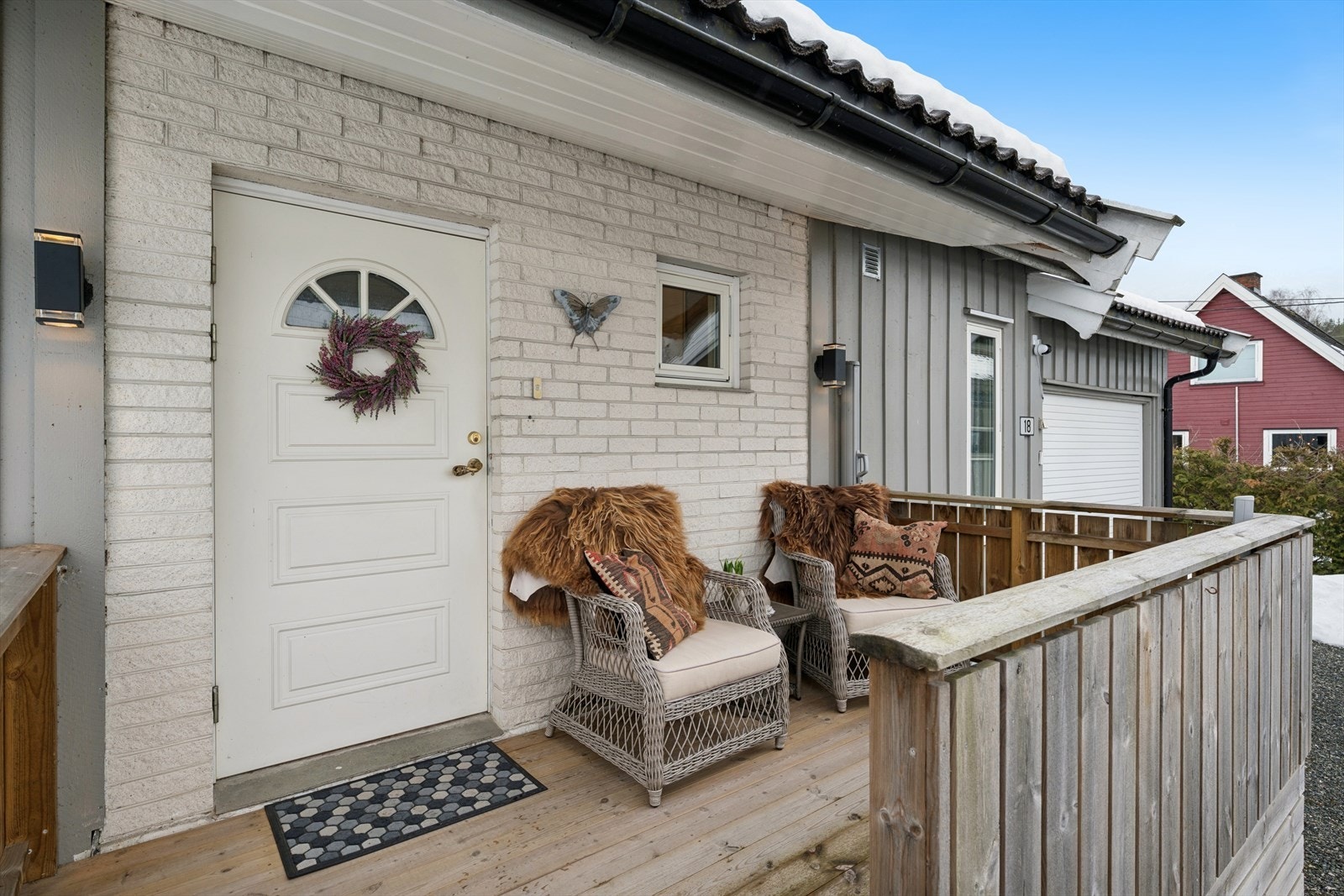 Et delvis overbygget inngangsparti ønsker deg hjertelig velkommen hjem. Galleribilde