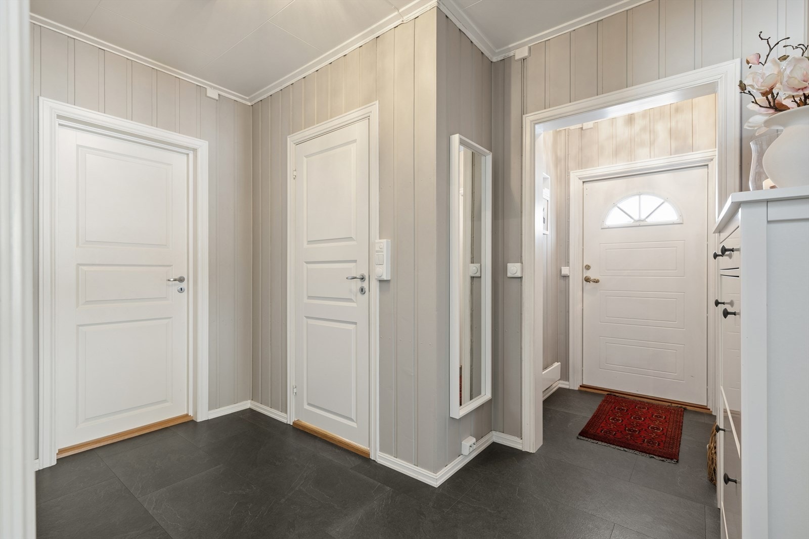 Velkommen inn! Lys og hyggelig entré med plass for enkle garderobe- og opphengsløsninger. Galleribilde