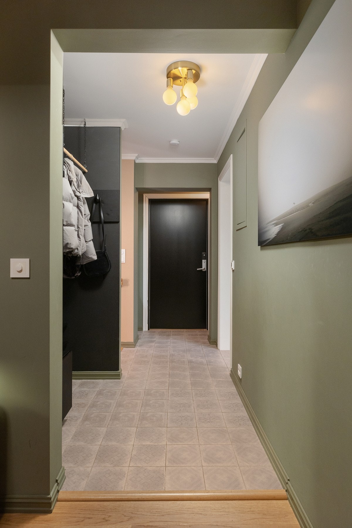 Det er elektriske varmekabler i gangen, vaskerommet, på alle tre bad, samt i det
flislagte soverommet/kontoret i kjelleren. Galleribilde