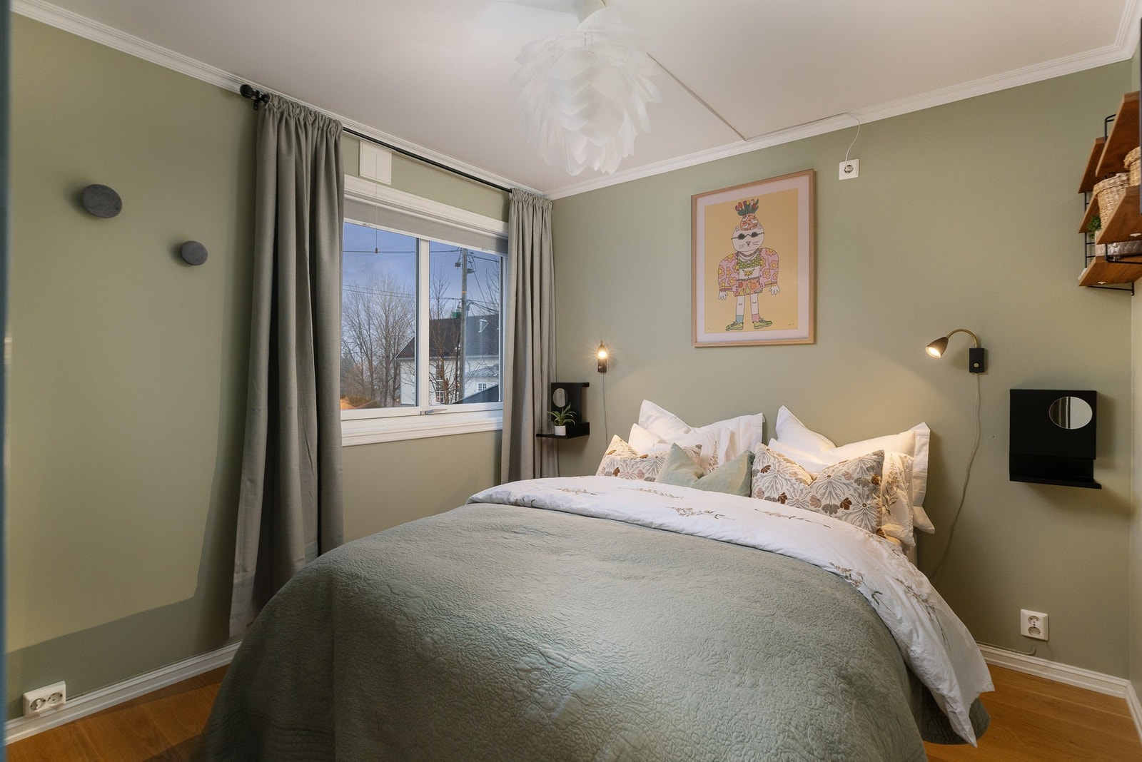 I første etasje finner du tre soverom av god størrelse, ytterligere tre soverom i underetasjen. Galleribilde