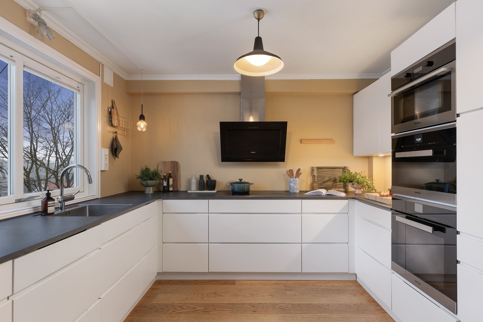 Kjøkkenet er en drøm for den matinteresserte, med en
omfattende pakke av toppmodeller fra Miele (6-soners koketopp, dampovn, stekeovn, mikrobølgeovn og
oppvaskmaskin), samt fullverdig kjøleskap og fryseskap fra Siemens. Galleribilde