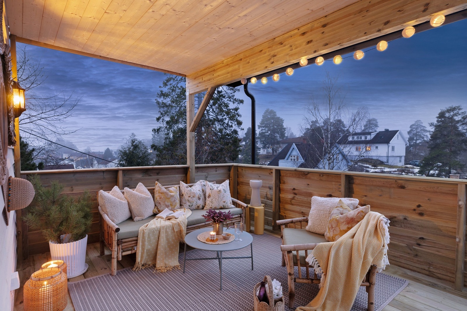 Den nyoppførte, vestvendte verandaen har en sømløs tilknytning til både kjøkken og stue, og fungerer
som en naturlig forlengelse av boligen - perfekt for middager i ettermiddagssolen. Galleribilde