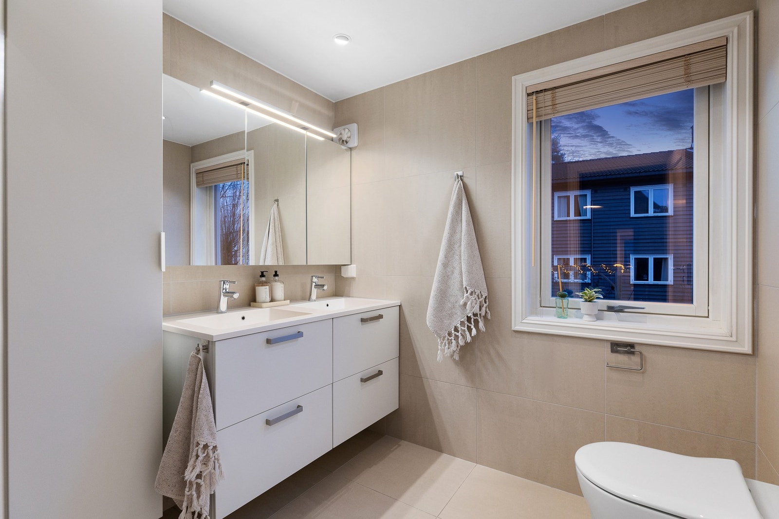 Boligen har tre fullverdige bad. Galleribilde