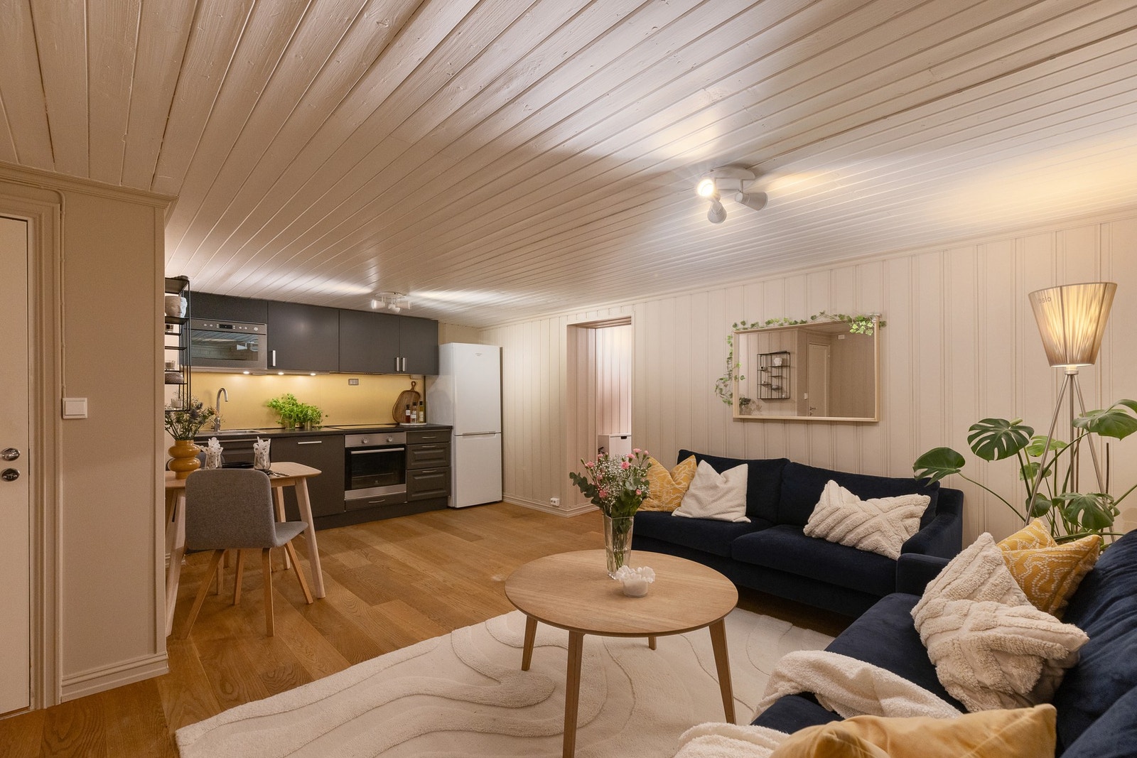 Hybelen på 40 kvm gir i tillegg familien stor fleksibilitet; enten som en betydelig skattefri leieinntekt som
subsidierer boutgiftene, eller som en perfekt base for eldre barn som ønsker litt privatliv før de flytter ut. Galleribilde