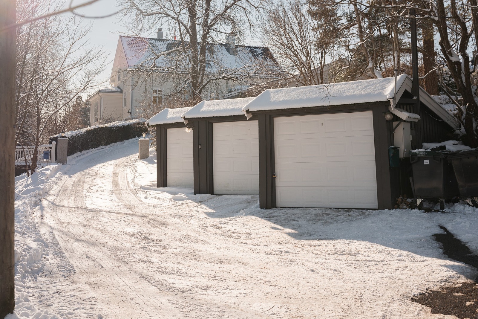 Parkering i egen garasje (del av rekke på tre garasjer) på naboen sin tomt. Tinglyst med stedsvarig bruksrett. Galleribilde