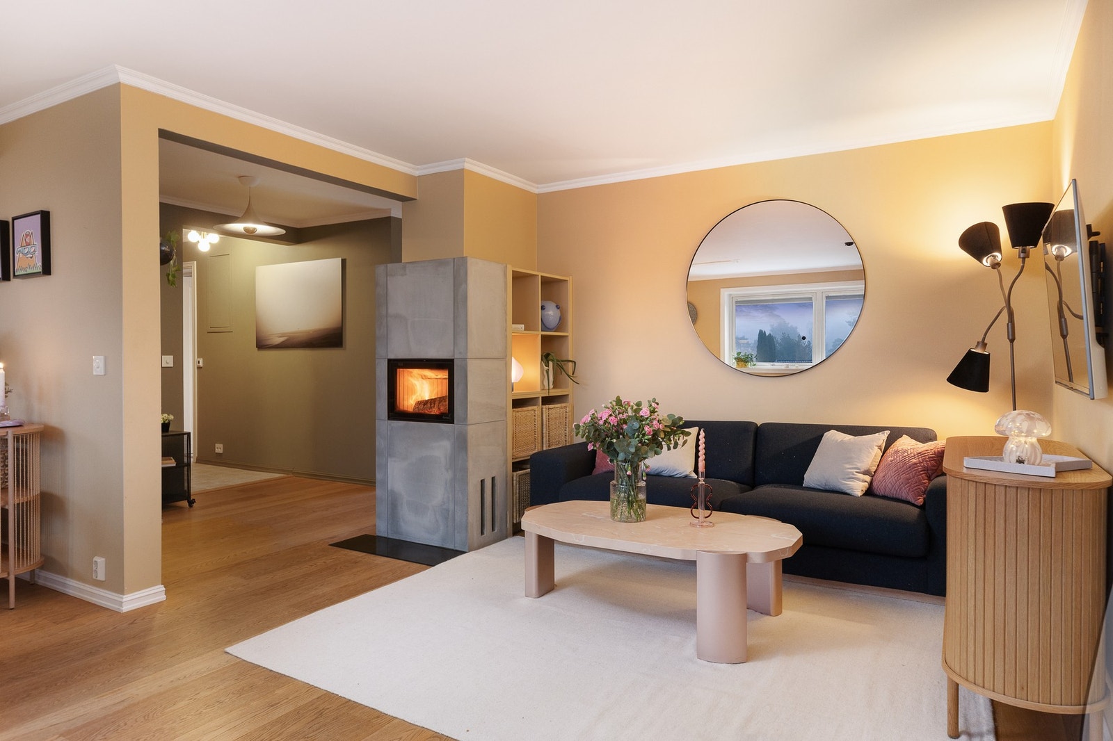 En moderne varmepumpe og en lekker Nordpeis peisovn i
stue/kjøkken-sonen sørger for en lun og hyggelig atmosfære. Galleribilde