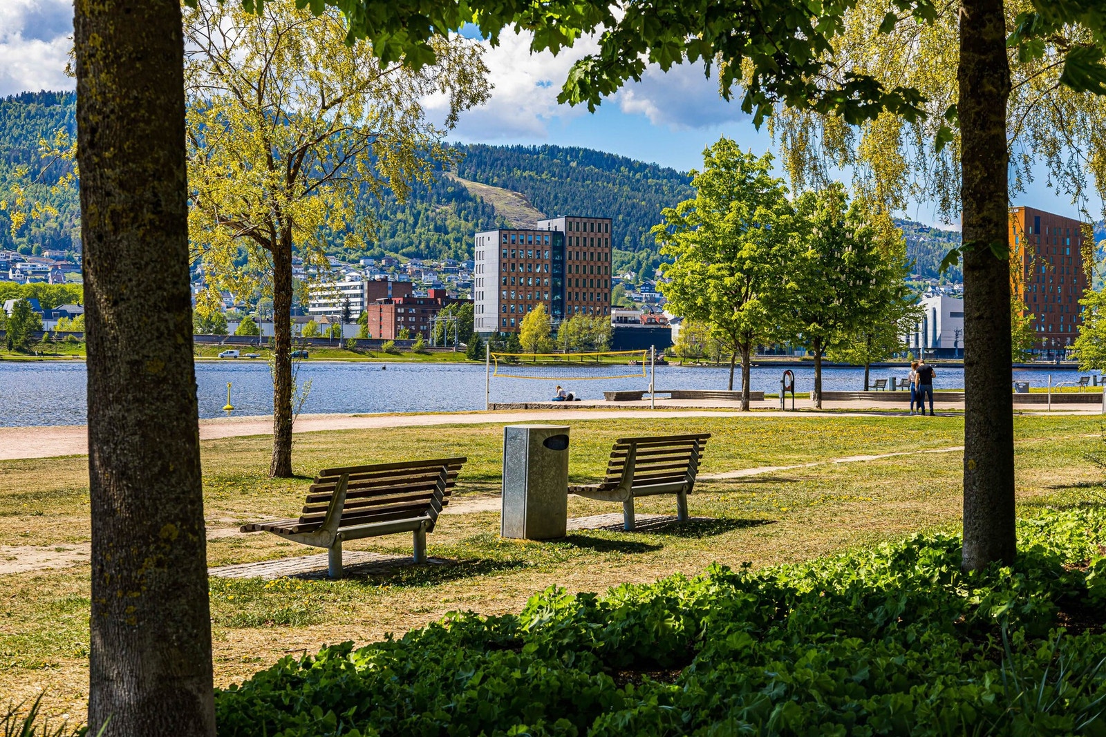 Langs Drammenselva er det etablert sittebenker, samt volleyballbane. Galleribilde