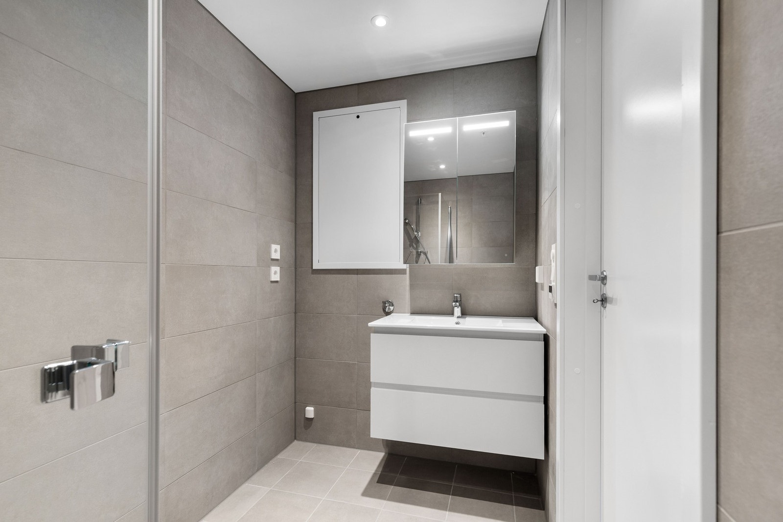 Pent bad med god plass til vaskemaskin. Bilde fra identisk leilighet i 1. etg. Galleribilde