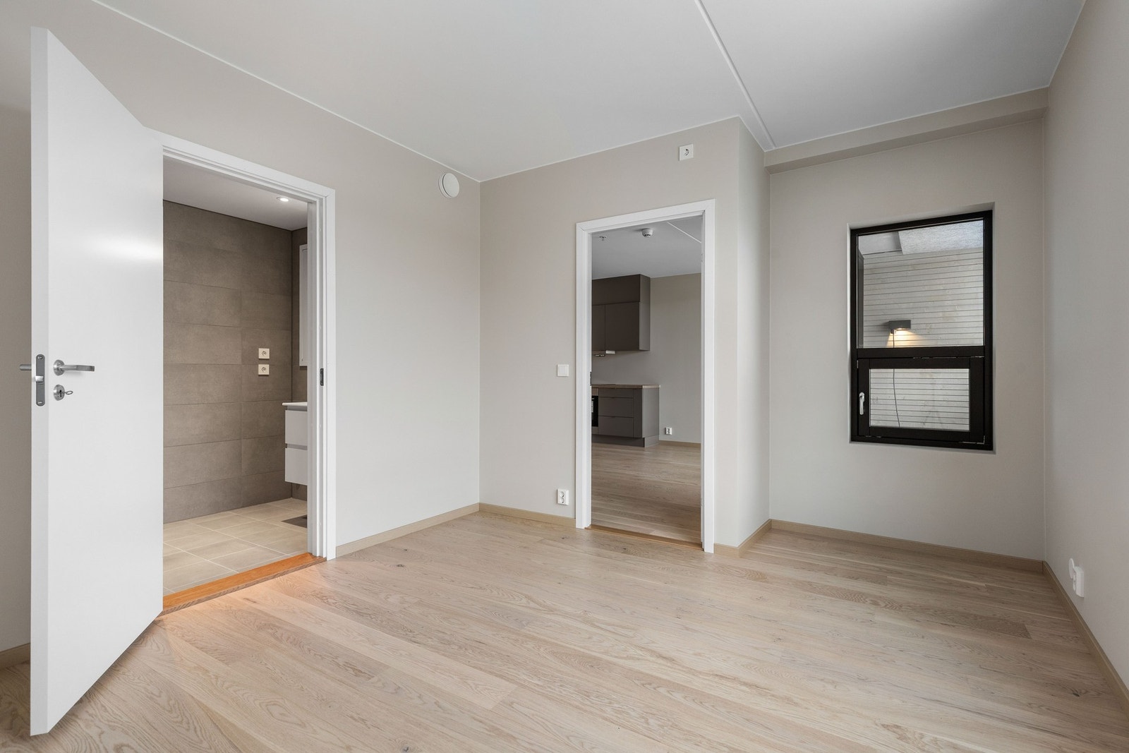 Det er plass til diverse garderobeløsninger på soverommet. Galleribilde