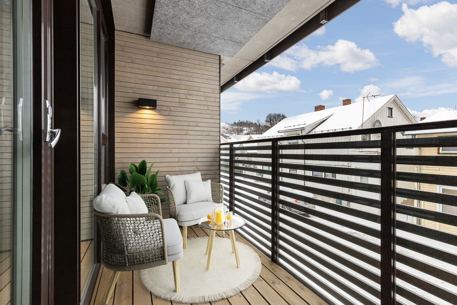 Leiligheten har en koselig, skjermet balkong på 7 kvm. Bilde fra identisk leilighet i 1. etg. Galleribilde