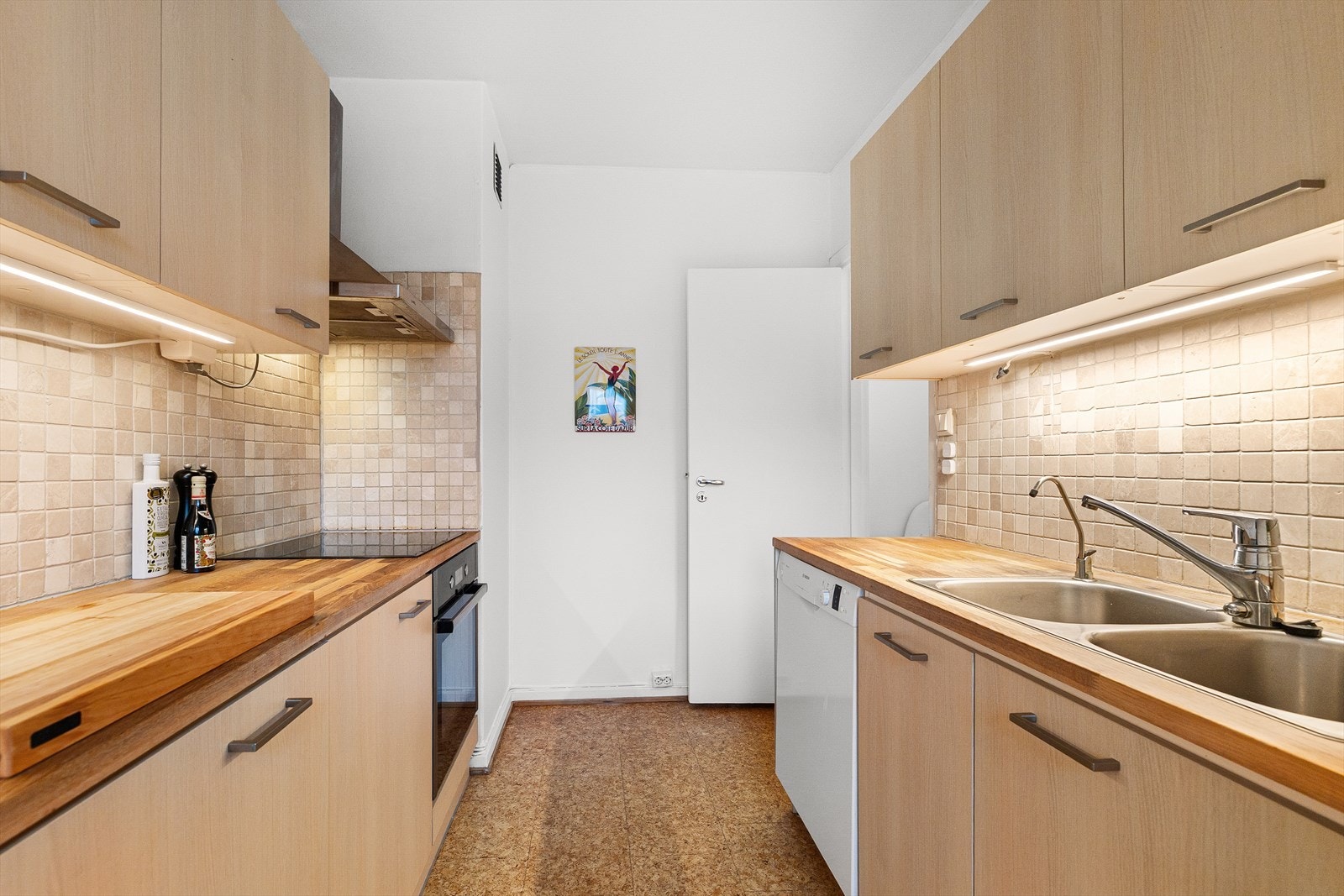 Følgende hvitevarer er installert:
Integrert stekeovn fra Gorenje
Induksjonstopp fra Bosch
Oppvaskmaskin fra Bosch
Kombiskap fra Samsung
Avtrekksvifte fra Gorenje Galleribilde