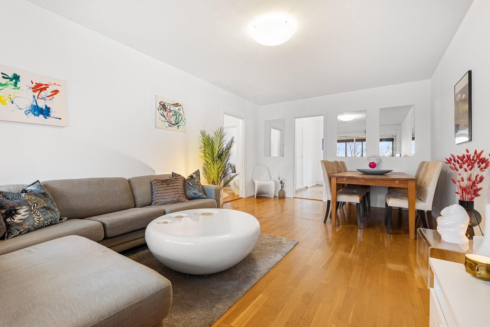 Her er det gode møbleringsmuligheter med plass til både sofagruppe, spisebord, TV-løsning og øvrig innredning. Galleribilde