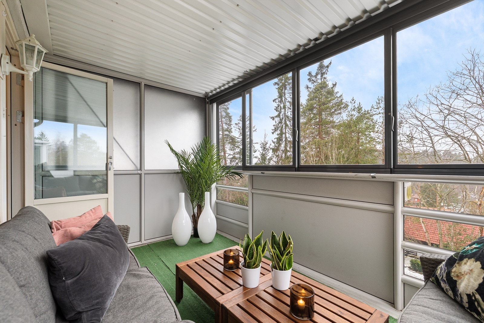Her er det god plass til utemøbler, grill og blomster - perfekt for lange sommerkvelder og hyggelige stunder med familie og venner. Galleribilde