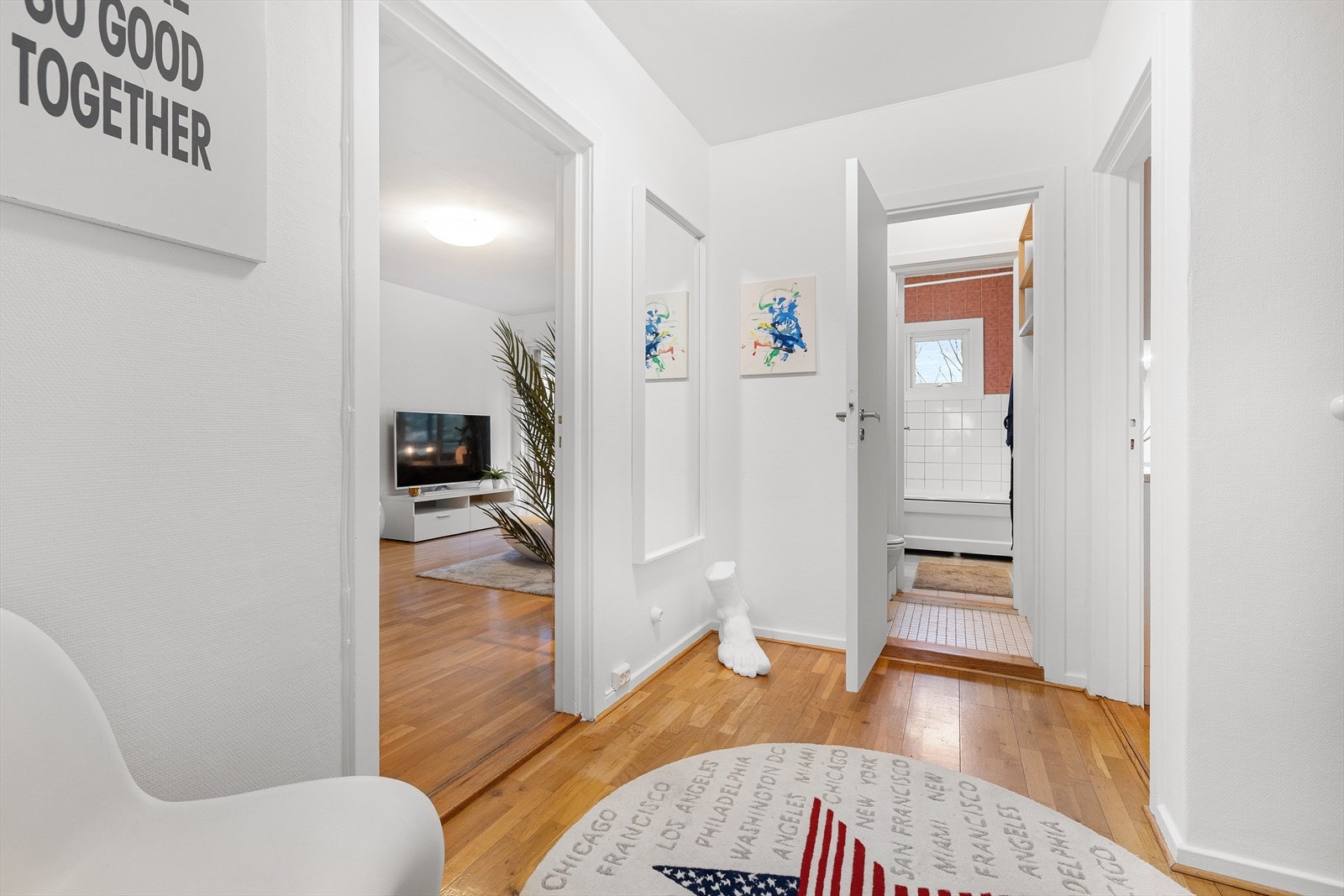 Lys og hyggelig entré med parkett på gulv og gode oppbevaringsmuligheter. Galleribilde