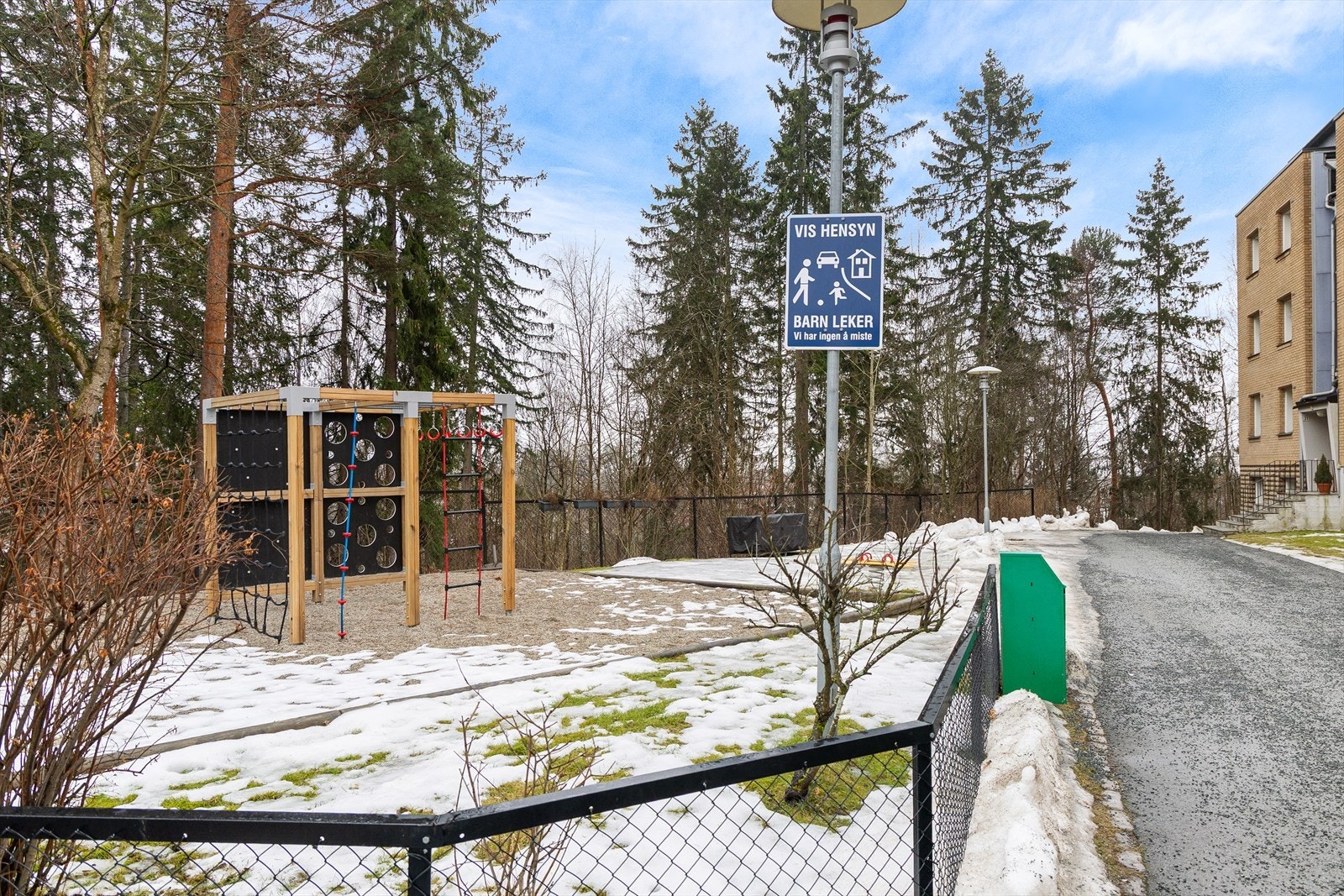 Kort gangavstand til dagligvarebutikk, offentlig kommunikasjon, skoler, barnehager, lekeplasser og rekreasjonsmuligheter - perfekt for enslige, par eller små familier. Galleribilde