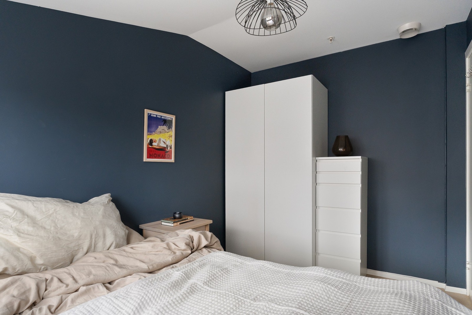 Veggene ble malt i 2022 i fargen Jotun Deco Blue, som gir rommet en rolig og behagelig atmosfære. er er det også plass til et romslig garderobeskap for praktisk oppbevaring av klær og annet. Galleribilde