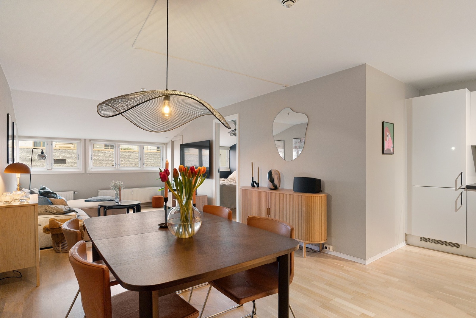 Ytterligere plass til spisebord som rommer flere gjester. Galleribilde