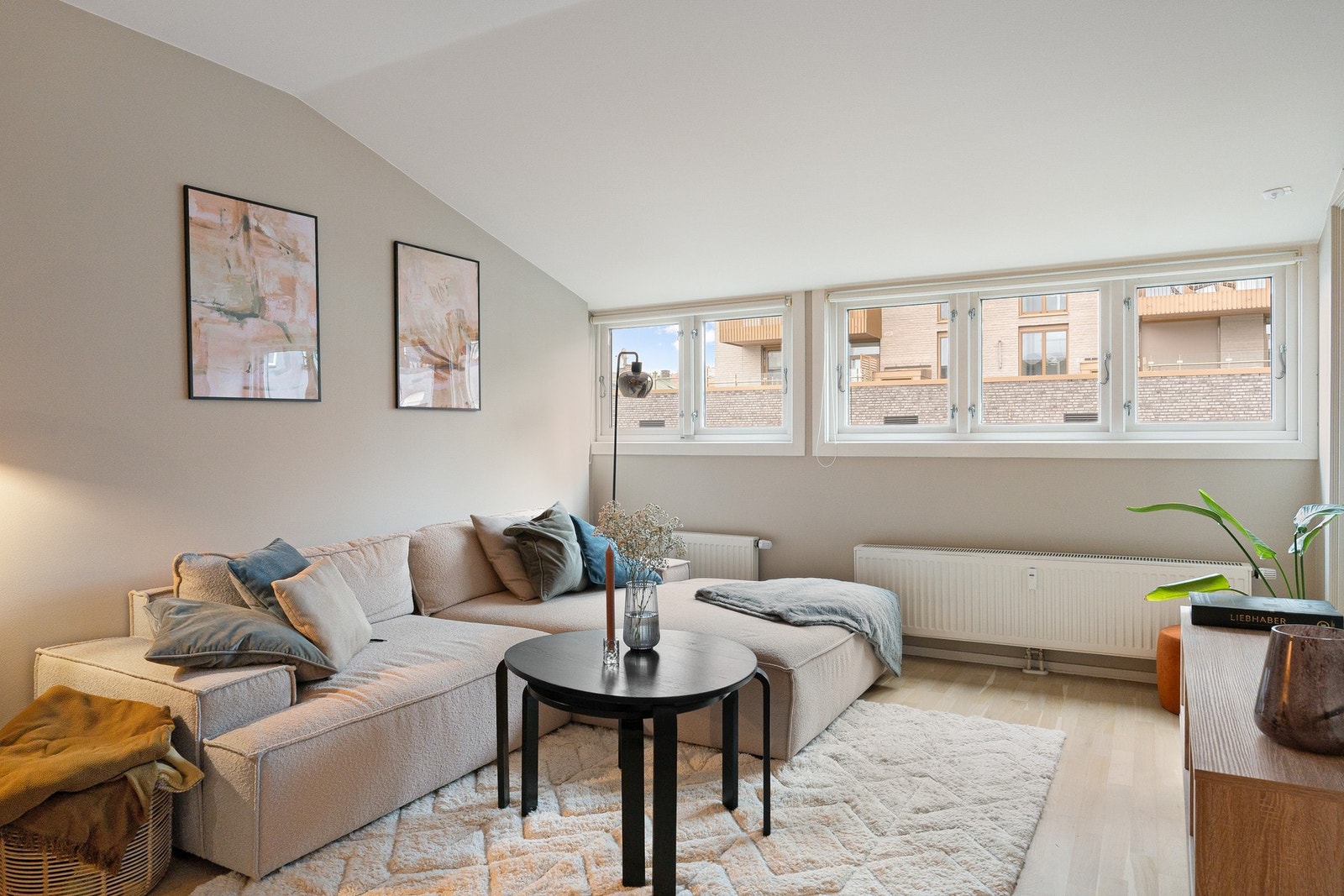 Store vindusflater slipper inn rikelig med dagslys og gir samtidig en skjermet og behagelig atmosfære. Vinduer med isolerglass fra 2014 bidrar til godt inneklima og energieffektivitet. Galleribilde