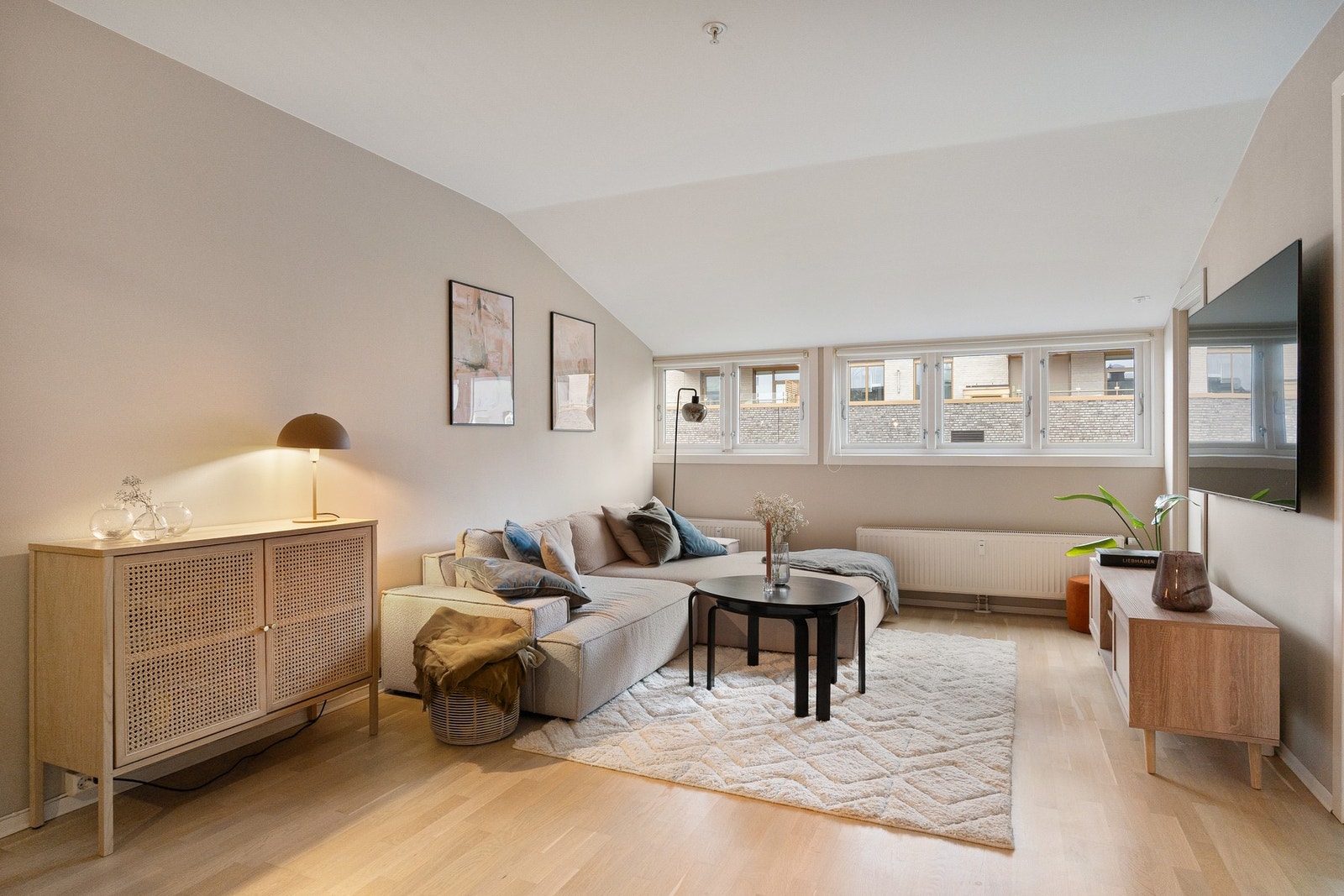 Lys og innbydende stue med god plass til en stor sofagruppe med tilhørende møbler. Galleribilde
