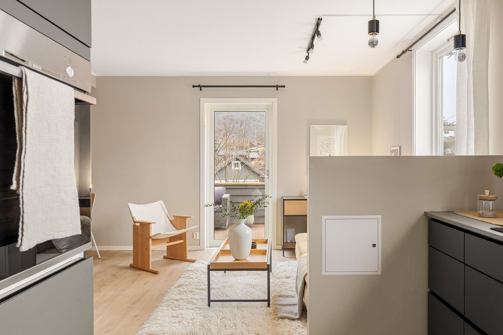 Det ble i 2020 montert to lag med gipsplater i tak som er montert på trelekter festet til lydbøyler. Galleribilde