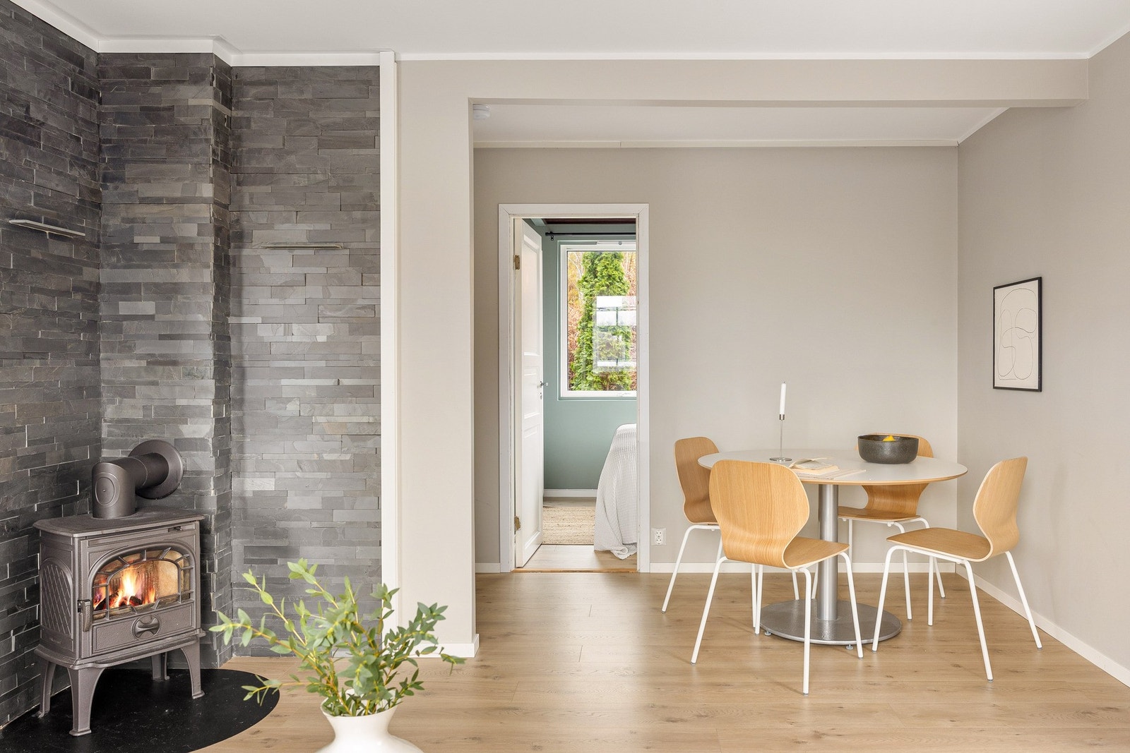 Herlig vedovn som skaper hygge og gir god varme på kalde vinterdager. Installert i 2017. Galleribilde