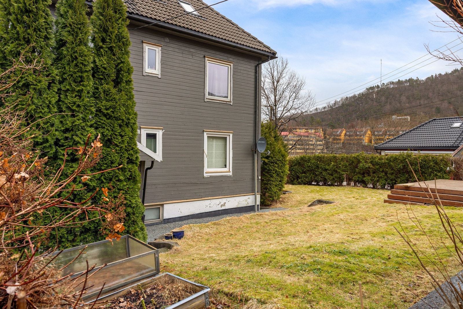 Sameiet har fine felles uteområder med hage og terrasse. Galleribilde