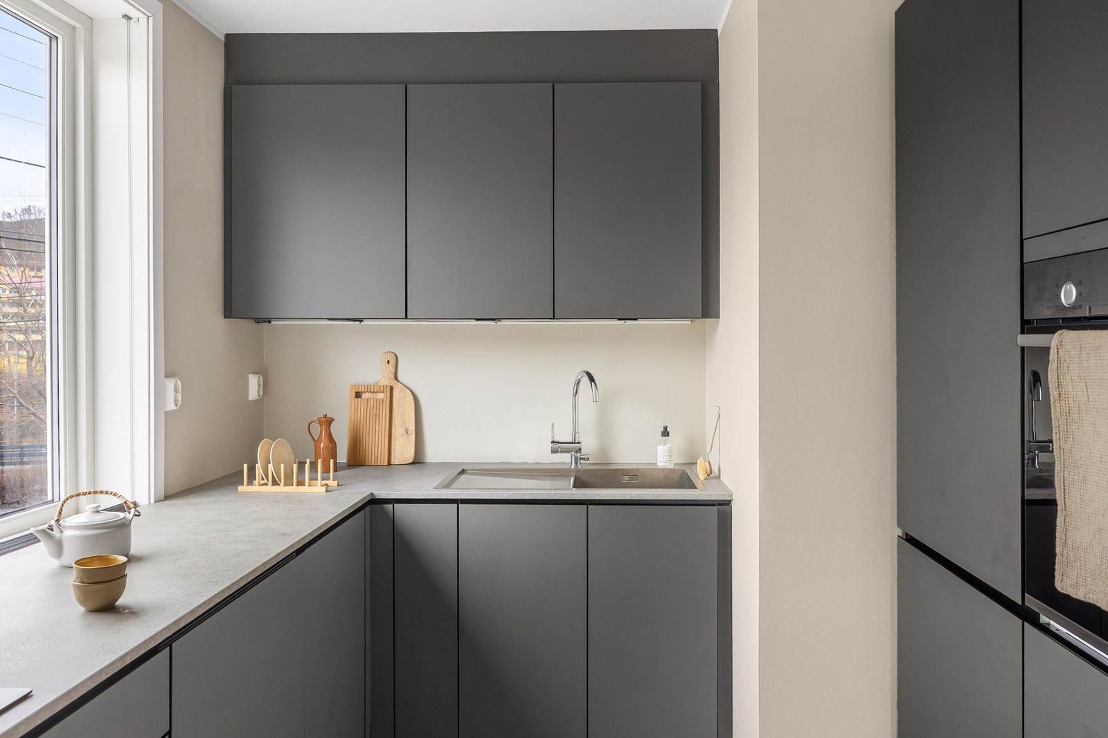 Kjøkkenet er fra Kvik og har glatte fronter og laminat benkeplate. Galleribilde