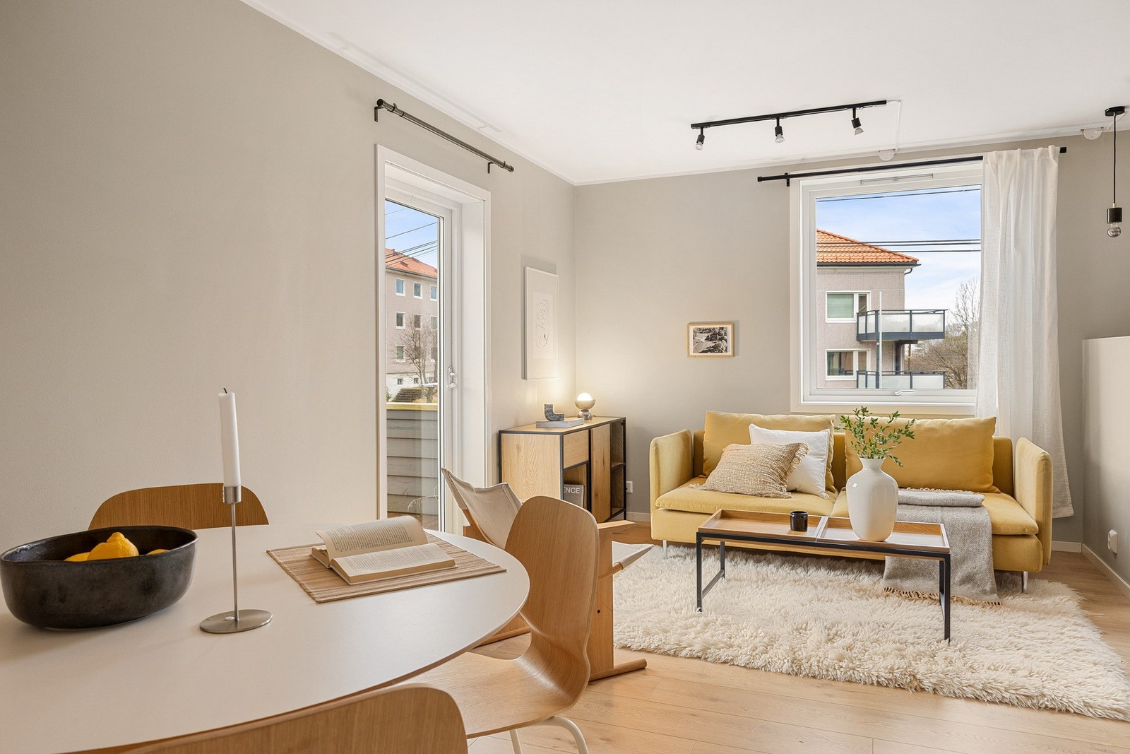 Leiligheten har godt med naturlig lysinnslipp med vinduer på flere veggflater. Galleribilde