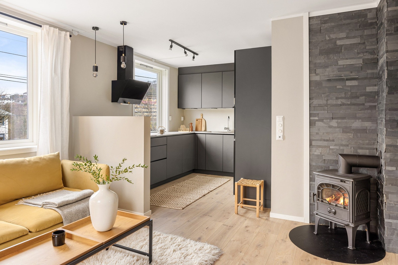 Stuen med kjøkken og gang måler 26,4 kvm. Galleribilde