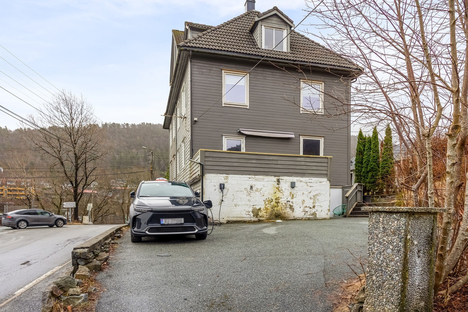 Felles parkeringsplass for sameiet med første mann til mølla prinsipp. Galleribilde