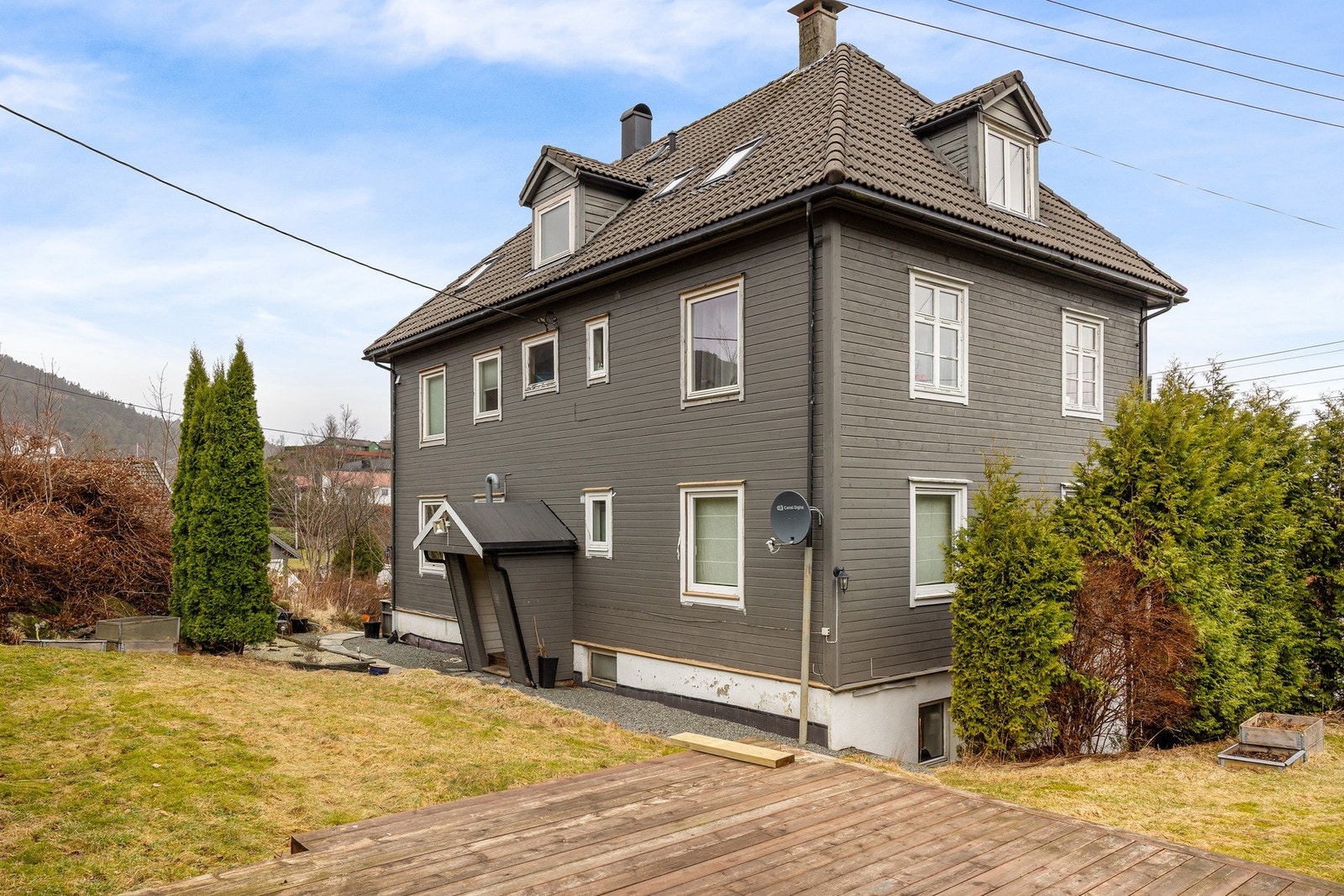 Sameiet består av 8 seksjoner. 7 leiligheten og en næringsseksjon. Galleribilde