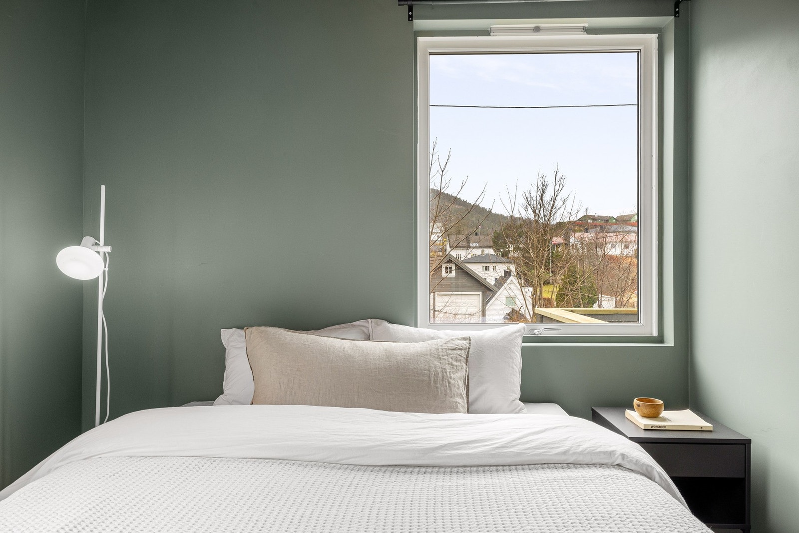 På soverommet er det god plass til dobbeltseng, garderobe og tilhørende møblement. Galleribilde