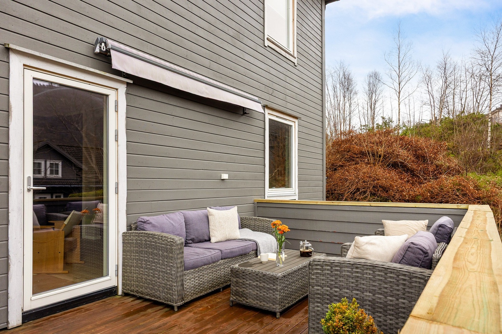 Montert markise for de mest solfylte dagene. Galleribilde