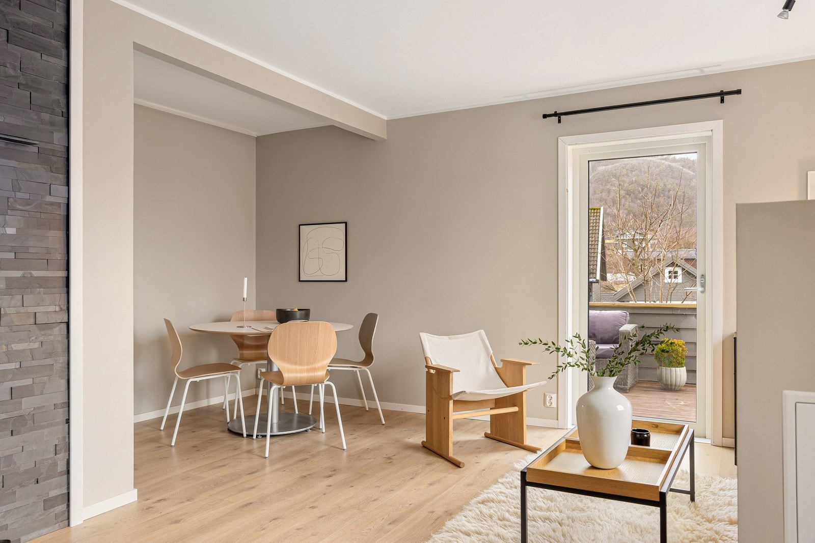 En lys og fin leilighet med god planløsning og flere fine oppgraderinger de siste årene. Galleribilde