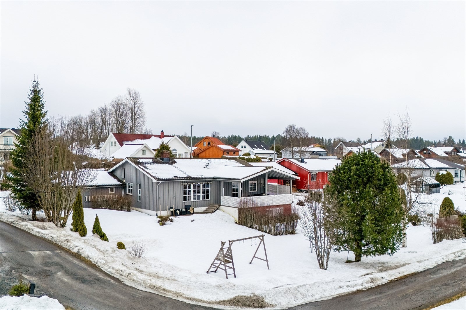 Oversiktsbilde av nærområdet med etablert boligbebyggelse bestående hovedsakelig av eneboliger og leiligheter. Galleribilde