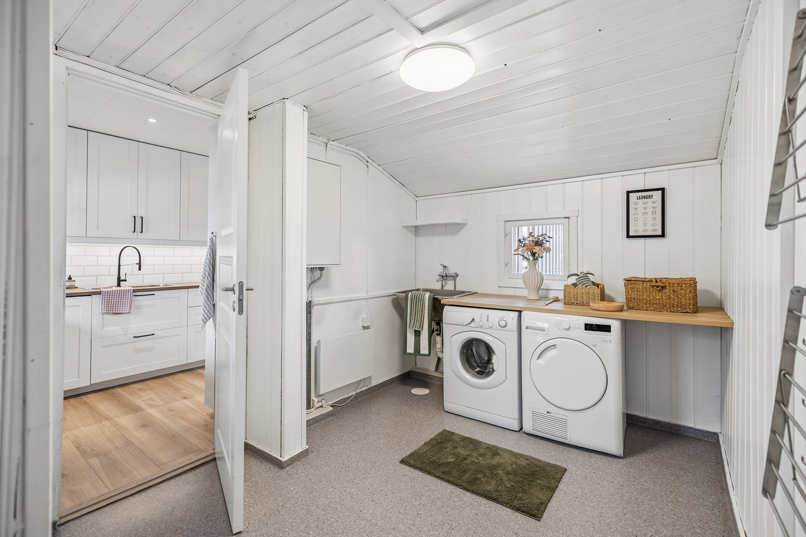 Vaskerom med opplegg for vaskemaskin og tørketrommel, etablert i forbindelse med oppgraderinger i 2016. Egen inngang. Galleribilde